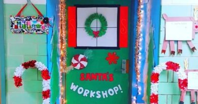 Door decoration christmas contest