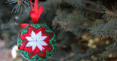 Tree ornament christmas display spiral